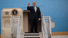 Presiden AS Donald Trump memberikan gestur saat bertolak dari Bandara Internasional Ibu Kota Beijing dengan menggunakan Air Force One di Beijing, China (15/5/2026). Foto: Evan Vucci/REUTERS