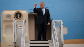 Presiden AS Donald Trump memberikan gestur saat bertolak dari Bandara Internasional Ibu Kota Beijing dengan menggunakan Air Force One di Beijing, China (15/5/2026). Foto: Evan Vucci/REUTERS