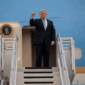 Presiden AS Donald Trump memberikan gestur saat bertolak dari Bandara Internasional Ibu Kota Beijing dengan menggunakan Air Force One di Beijing, China (15/5/2026). Foto: Evan Vucci/REUTERS