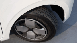 Ukuran ban 12 inci mobil listrik Wuling Air ev, menggunakan velg kaleng yang ditutupi dop. Foto: Aditya Pratama Niagara/kumparan