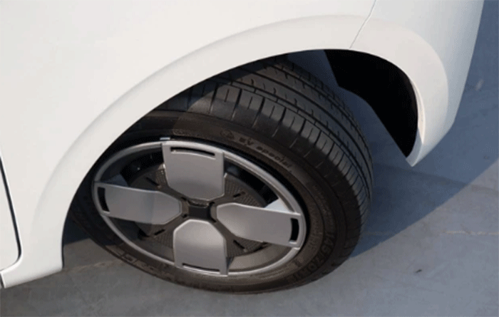 Ukuran ban 12 inci mobil listrik Wuling Air ev, menggunakan velg kaleng yang ditutupi dop. Foto: Aditya Pratama Niagara/kumparan