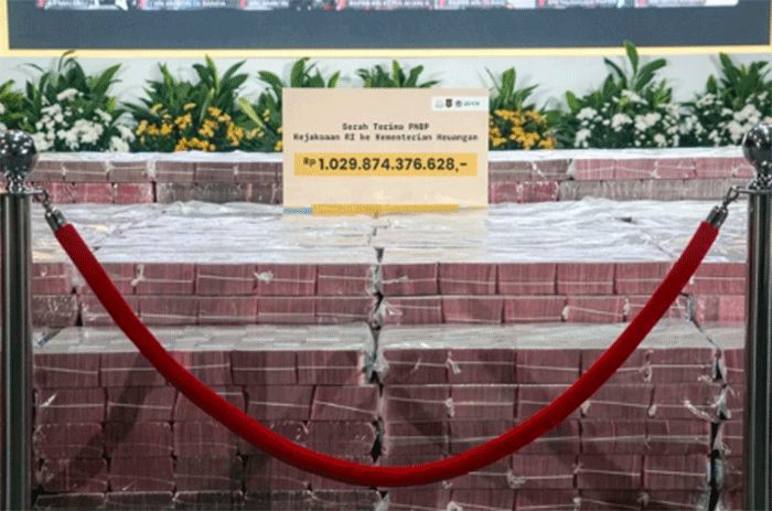 Kejaksaan Agung RI menyerahkan hasil lelang barang rampasan negara senilai Rp1.029.874.376.628 kepada Kementerian Keuangan dalam acara yang digelar di Badan Pemulihan Aset (BPA), Jakarta, Senin (15/6/2026). Foto: Iqbal Firdaus/kumparan