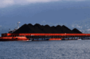 Kapal tongkang bermuatan batu bara melintasi perairan Tidore Kepulauan, Maluku Utara, Sabtu (29/4/2023). Foto: ANTARA FOTO/Andri Saputra