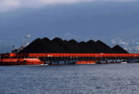 Kapal tongkang bermuatan batu bara melintasi perairan Tidore Kepulauan, Maluku Utara, Sabtu (29/4/2023). Foto: ANTARA FOTO/Andri Saputra