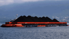Kapal tongkang bermuatan batu bara melintasi perairan Tidore Kepulauan, Maluku Utara, Sabtu (29/4/2023). Foto: ANTARA FOTO/Andri Saputra