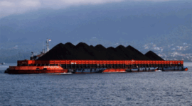 Kapal tongkang bermuatan batu bara melintasi perairan Tidore Kepulauan, Maluku Utara, Sabtu (29/4/2023). Foto: ANTARA FOTO/Andri Saputra