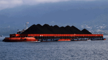 Kapal tongkang bermuatan batu bara melintasi perairan Tidore Kepulauan, Maluku Utara, Sabtu (29/4/2023). Foto: ANTARA FOTO/Andri Saputra