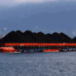 Kapal tongkang bermuatan batu bara melintasi perairan Tidore Kepulauan, Maluku Utara, Sabtu (29/4/2023). Foto: ANTARA FOTO/Andri Saputra
