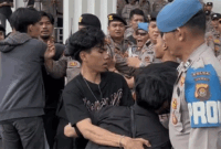 Demo mahasiswa sejumlah perguruan tinggi di Jambi di Kantor DPRD Provinsi Jambi di kawasan Telanaipura, Kota Jambi pada Senin (15/6/2026) sore. 