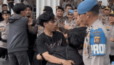 Demo mahasiswa sejumlah perguruan tinggi di Jambi di Kantor DPRD Provinsi Jambi di kawasan Telanaipura, Kota Jambi pada Senin (15/6/2026) sore.