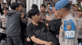 Demo mahasiswa sejumlah perguruan tinggi di Jambi di Kantor DPRD Provinsi Jambi di kawasan Telanaipura, Kota Jambi pada Senin (15/6/2026) sore. 