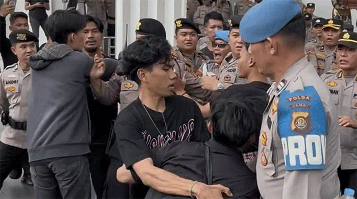 Demo mahasiswa sejumlah perguruan tinggi di Jambi di Kantor DPRD Provinsi Jambi di kawasan Telanaipura, Kota Jambi pada Senin (15/6/2026) sore. 