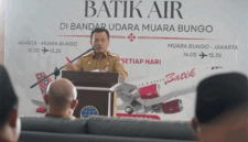 Jakarta–Muara Bungo Terhubung, Batik Air Terbang Perdana, Gubernur Al Haris: Ini Kunci Pemerataan-Ist-
