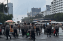 Massa mahasiswa membubarkan diri usai menggelar aksi unjuk rasa di depan Gedung DPR/MPR RI, Jakarta Pusat, Senin (15/6/2026). (Liputan6.com/Ady Anugrahadi)