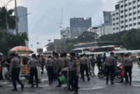 Massa mahasiswa membubarkan diri usai menggelar aksi unjuk rasa di depan Gedung DPR/MPR RI, Jakarta Pusat, Senin (15/6/2026). (Liputan6.com/Ady Anugrahadi)