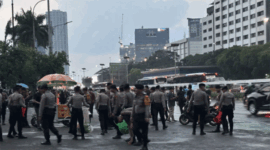 Massa mahasiswa membubarkan diri usai menggelar aksi unjuk rasa di depan Gedung DPR/MPR RI, Jakarta Pusat, Senin (15/6/2026). (Liputan6.com/Ady Anugrahadi)