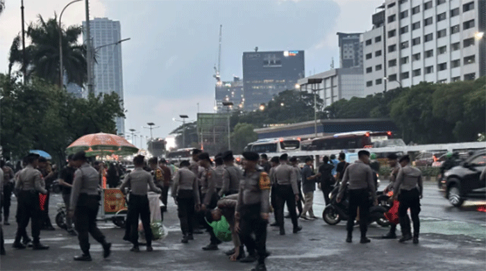 Massa mahasiswa membubarkan diri usai menggelar aksi unjuk rasa di depan Gedung DPR/MPR RI, Jakarta Pusat, Senin (15/6/2026). (Liputan6.com/Ady Anugrahadi)