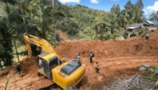 Jalur Padang–Painan yang sempat lumpuh total akibat longsor di Bungus Teluk Kabung akhirnya kembali dibuka.