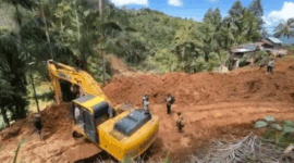 Jalur Padang–Painan yang sempat lumpuh total akibat longsor di Bungus Teluk Kabung akhirnya kembali dibuka.