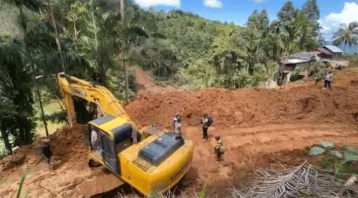 Jalur Padang–Painan yang sempat lumpuh total akibat longsor di Bungus Teluk Kabung akhirnya kembali dibuka.