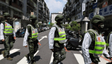 Petugas polisi militer bersiap untuk latihan tentang cara membimbing warga ke tempat yang aman jika terjadi serangan, di Taipei, Taiwan. Foto: Ann Wang/REUTERS