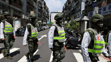 Petugas polisi militer bersiap untuk latihan tentang cara membimbing warga ke tempat yang aman jika terjadi serangan, di Taipei, Taiwan. Foto: Ann Wang/REUTERS