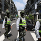 Petugas polisi militer bersiap untuk latihan tentang cara membimbing warga ke tempat yang aman jika terjadi serangan, di Taipei, Taiwan. Foto: Ann Wang/REUTERS