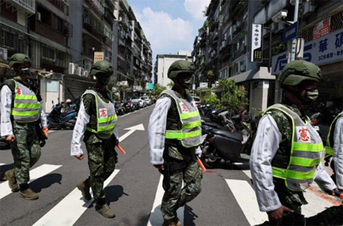 Petugas polisi militer bersiap untuk latihan tentang cara membimbing warga ke tempat yang aman jika terjadi serangan, di Taipei, Taiwan. Foto: Ann Wang/REUTERS