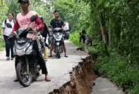Pengendara motor melintas jalan Penghubung Palolo yang rusak akibat gempa di Sulawesi Tengah, Selasa (16/6/2026). Foto: Dok. Istimewa