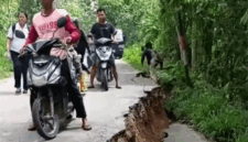 Pengendara motor melintas jalan Penghubung Palolo yang rusak akibat gempa di Sulawesi Tengah, Selasa (16/6/2026). Foto: Dok. Istimewa