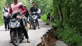 Pengendara motor melintas jalan Penghubung Palolo yang rusak akibat gempa di Sulawesi Tengah, Selasa (16/6/2026). Foto: Dok. Istimewa