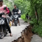 Pengendara motor melintas jalan Penghubung Palolo yang rusak akibat gempa di Sulawesi Tengah, Selasa (16/6/2026). Foto: Dok. Istimewa