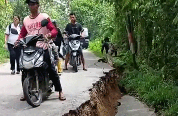 Pengendara motor melintas jalan Penghubung Palolo yang rusak akibat gempa di Sulawesi Tengah, Selasa (16/6/2026). Foto: Dok. Istimewa