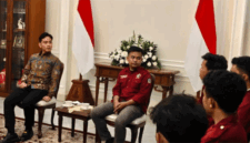 Wakil Presiden (Wapres) Gibran Rakabuming Raka bertemu demonstran dari kalangan mahasiswa di Istana Wakil Presiden Jakarta, Senin (15/6) (Biro Pers, Media, dan Informasi Sekretariat Wakil Presiden)