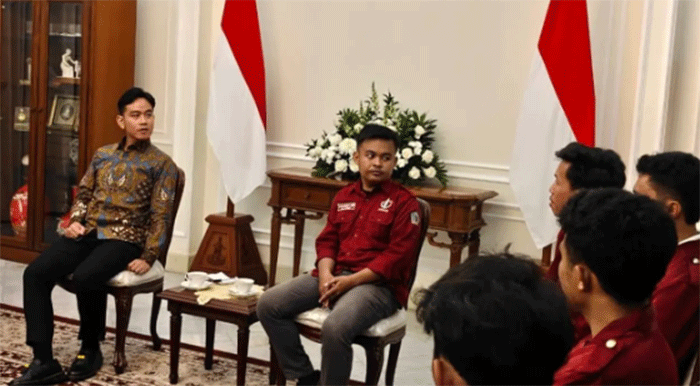 Wakil Presiden (Wapres) Gibran Rakabuming Raka bertemu demonstran dari kalangan mahasiswa di Istana Wakil Presiden Jakarta, Senin (15/6) (Biro Pers, Media, dan Informasi Sekretariat Wakil Presiden)