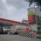 Suasana pengisian bahan bakar terlihat di salah satu SPBU di Jakarta, Sabtu (18/4/2026), di tengah penyesuaian harga bahan bakar minyak (BBM) oleh PT Pertamina (Persero). Foto: Jamal Ramadhan/kumparan