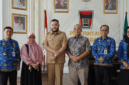 Wali Kota Padang Fadly Amran berfoto bersama Ketua Program Studi Magister Manajemen Bencana Sekolah Pascasarjana Unand Prof Yenny Narny,