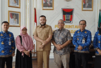 Wali Kota Padang Fadly Amran berfoto bersama Ketua Program Studi Magister Manajemen Bencana Sekolah Pascasarjana Unand Prof Yenny Narny,