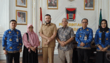 Wali Kota Padang Fadly Amran berfoto bersama Ketua Program Studi Magister Manajemen Bencana Sekolah Pascasarjana Unand Prof Yenny Narny,