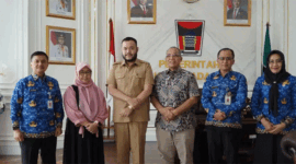 Wali Kota Padang Fadly Amran berfoto bersama Ketua Program Studi Magister Manajemen Bencana Sekolah Pascasarjana Unand Prof Yenny Narny,