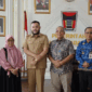 Wali Kota Padang Fadly Amran berfoto bersama Ketua Program Studi Magister Manajemen Bencana Sekolah Pascasarjana Unand Prof Yenny Narny,