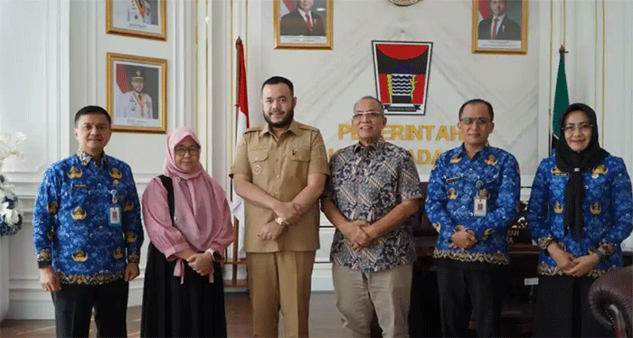Wali Kota Padang Fadly Amran berfoto bersama Ketua Program Studi Magister Manajemen Bencana Sekolah Pascasarjana Unand Prof Yenny Narny,