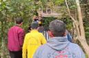 Tim SAR dan warga melakukan evakuasi terhadap anak 7 tahun yang ditemukan meninggal di Sungai Batanghari, Rabu (17/6) pagi. 