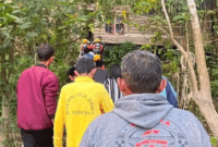 Tim SAR dan warga melakukan evakuasi terhadap anak 7 tahun yang ditemukan meninggal di Sungai Batanghari, Rabu (17/6) pagi. 