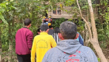 Tim SAR dan warga melakukan evakuasi terhadap anak 7 tahun yang ditemukan meninggal di Sungai Batanghari, Rabu (17/6) pagi. 