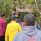 Tim SAR dan warga melakukan evakuasi terhadap anak 7 tahun yang ditemukan meninggal di Sungai Batanghari, Rabu (17/6) pagi. 