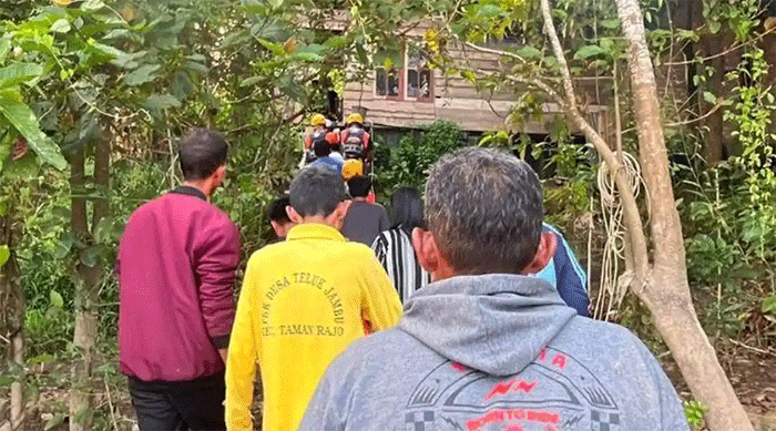 Tim SAR dan warga melakukan evakuasi terhadap anak 7 tahun yang ditemukan meninggal di Sungai Batanghari, Rabu (17/6) pagi. 
