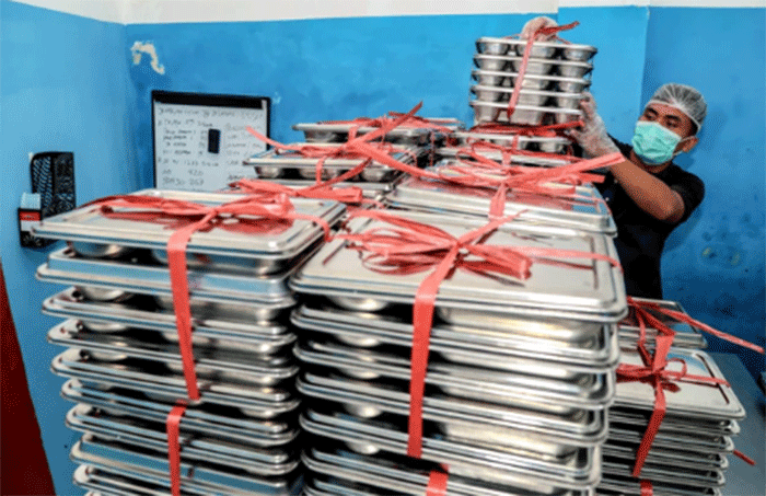 Petugas menyiapkan paket Makan Bergizi Gratis (MBG) untuk didistribusikan ke sekolah di SPPG Tubo Ternate, Maluku Utara, Kamis (30/10/2025). Foto: Andri Saputra/ANTARA FOTO