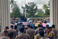 DPRD Provinsi Jambi Digeruduk Ribuan Massa Aliansi Masyarakat Jambi, Minta Program MBG Dilanjutkan --