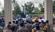 DPRD Provinsi Jambi Digeruduk Ribuan Massa Aliansi Masyarakat Jambi, Minta Program MBG Dilanjutkan --